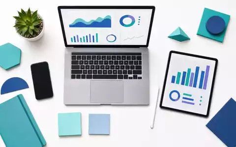 Salesforce US79466L3024 als aufgeräumtes Flatlay mit Dashboard Laptop Tablet und türkis blauen Büro Designobjekten - Foto: THN