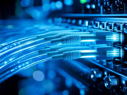Salesforce US79466L3024 als extreme Makroaufnahme leuchtender Glasfaserkabel am Serverrack mit blauem Bokeh Hintergrund - Foto: THN