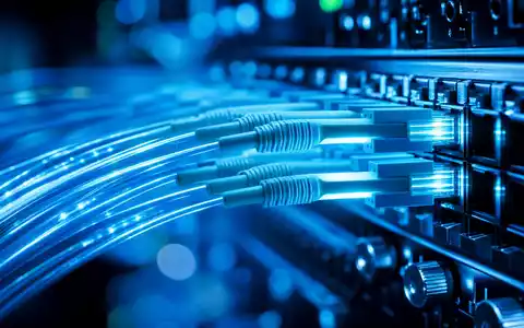 Salesforce US79466L3024 als extreme Makroaufnahme leuchtender Glasfaserkabel am Serverrack mit blauem Bokeh Hintergrund - Foto: THN