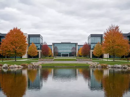 UnitedHealth Group US91324P1021 repräsentiert durch generischen Corporate Campus mit Herbstbäumen in Minnesota - Foto: THN
