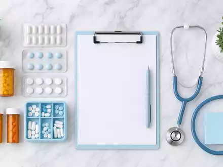 UnitedHealth Group US91324P1021 symbolisiert durch Pharmacy-Flatlay mit Medikamenten Stethoskop Blisterpack und Klemmbrett - Foto: THN