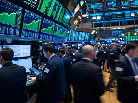 UnitedHealth Group US91324P1021 am NYSE-Börsenparkett mit grünen Healthcare-Kurscharts und sehr aktiven Börsenhändlern - Foto: THN