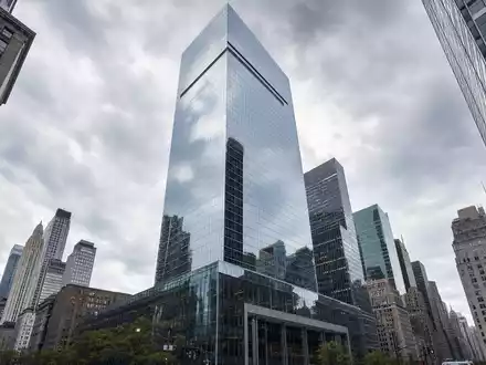 Verizon US92343V1044 – Architekturbild eines generischen Glas-Konzernhochhauses in Midtown Manhattan aus Froschperspektive - Foto: THN