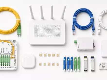 Verizon US92343V1044 – Flatlay-Draufsicht auf markenneutrale Telekommunikations-Hardware mit SIM-Karten und diversen Netzwerkkomponenten - Foto: THN