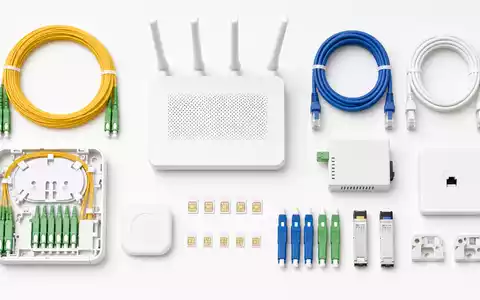 Verizon US92343V1044 – Flatlay-Draufsicht auf markenneutrale Telekommunikations-Hardware mit SIM-Karten und diversen Netzwerkkomponenten - Foto: THN