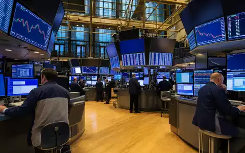 Verizon US92343V1044 – Börsen-Editorial zeigt aktive Händler am NYSE-Parkett vor großen Kursanzeige-Bildschirmen - Foto: THN