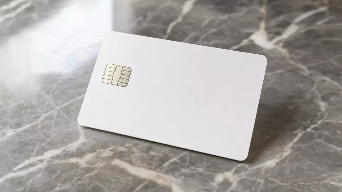 Fotorealistisches Bild einer generischen unbeschrifteten Bankkarte auf einer Marmoroberfläche – Symbol für moderne Zahlungstechnologie von Visa Inc (US92826C8394)