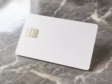 Visa Inc US92826C8394 zeigt eine blanke unmarkierte Zahlungskarte die auf poliertem Marmortisch liegt - Foto: THN