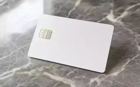 Visa Inc US92826C8394 zeigt eine blanke unmarkierte Zahlungskarte die auf poliertem Marmortisch liegt - Foto: THN