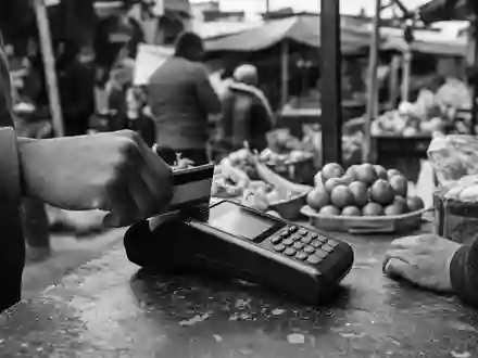 Visa Inc US92826C8394 dokumentiert ein generisches POS Terminal auf einem belebten Straßenmarkt fotografiert - Foto: THN