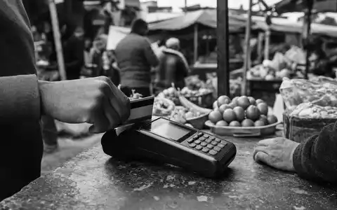 Visa Inc US92826C8394 dokumentiert ein generisches POS Terminal auf einem belebten Straßenmarkt fotografiert - Foto: THN