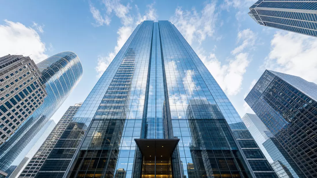 Architekturansicht eines gläsernen Unternehmensskyscrapers im Finanzdistrikt San Franciscos aus der 