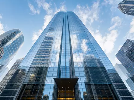 Visa Inc US92826C8394 Glasfassade eines modernen Finanz-Hochhauses in San Francisco aus der Froschperspektive fotografiert - Foto: THN