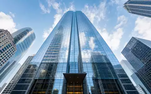 Visa Inc US92826C8394 Glasfassade eines modernen Finanz-Hochhauses in San Francisco aus der Froschperspektive fotografiert - Foto: THN
