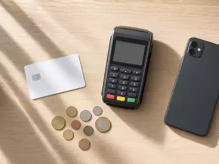 Visa Inc US92826C8394 zeigt Zahlungsobjekte als minimalistischen Flatlay auf hellem Holztisch von oben arrangiert - Foto: THN