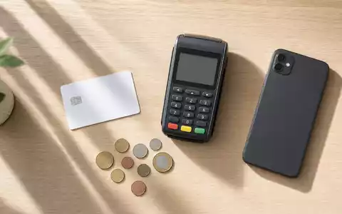 Visa Inc US92826C8394 zeigt Zahlungsobjekte als minimalistischen Flatlay auf hellem Holztisch von oben arrangiert - Foto: THN