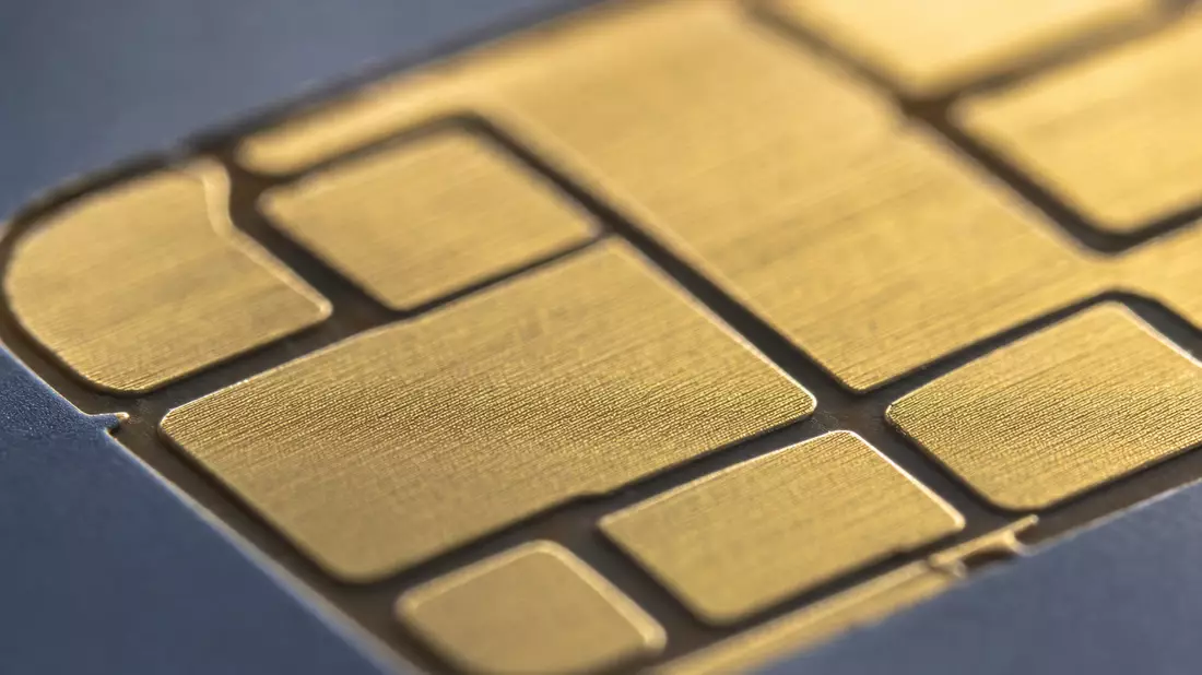 Extreme Makroaufnahme der goldenen EMV-Chip-Kontakte einer generischen Zahlungskarte – mikroskopisches Detail symbolisiert die Technologie hinter den Transaktionen von Visa Inc (US92826C8394)
