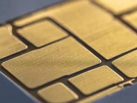 Visa Inc US92826C8394 zeigt die goldenen EMV-Chip-Kontakte einer Bankkarte in extremer Makro-Nahaufnahme detailliert - Foto: THN