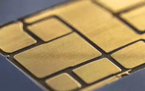 Visa Inc US92826C8394 zeigt die goldenen EMV-Chip-Kontakte einer Bankkarte in extremer Makro-Nahaufnahme detailliert - Foto: THN