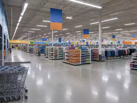 Walmart US9311421039 zeigt ein fotorealistisches Supermarkt Interieur mit hellen Regalreihen und vielen Einkaufswagen - Foto: THN