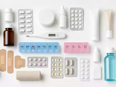 Walgreens US9314271019 präsentiert Flatlay generischer Apothekenprodukte und Arzneimittel auf weißem Studio-Hintergrund von oben fotografiert - Foto: THN