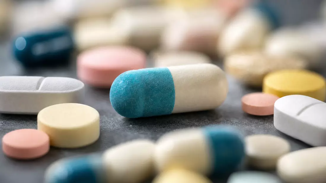 Extreme Makrofotografie bunter Pharmaka-Tabletten und Kapseln mit geringer Schärfentiefe und Studiob