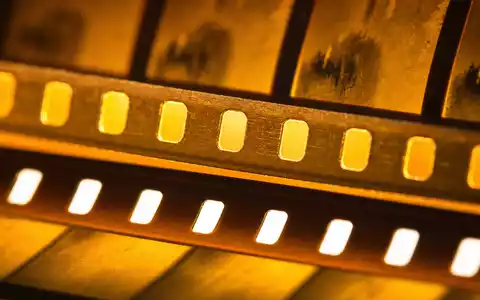 Disney US9314271084 im extremen Makroblick auf goldenen 35mm-Filmstreifen mit klar beleuchteten einzelnen Perforationslöchern - Foto: THN