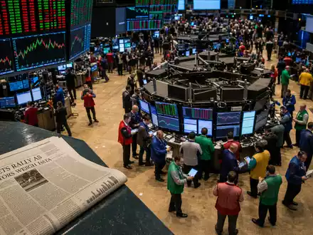 Disney US9314271084 an der NYSE im Editorial-Stil mit bunten Händlern und abstrakten Kursanzeigetafeln - Foto: THN