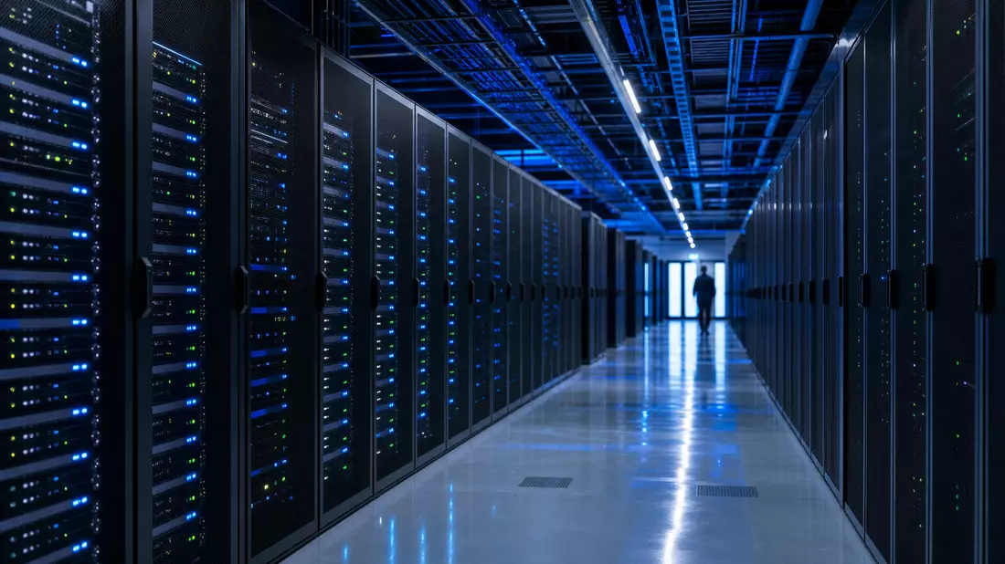 Rechenzentrum mit Server-Racks und blauer Beleuchtung, Symbolbild für Cloud-Infrastruktur