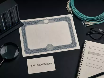 Flatlay mit Aktienzertifikat und ISIN-Karte veranschaulicht Alphabet Inc. (Class A), ISIN US02079K3059, Suchtechnologie-Sektor - Foto: THN