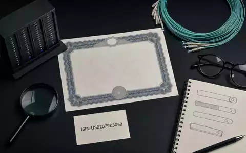 Flatlay mit Aktienzertifikat und ISIN-Karte veranschaulicht Alphabet Inc. (Class A), ISIN US02079K3059, Suchtechnologie-Sektor - Foto: THN