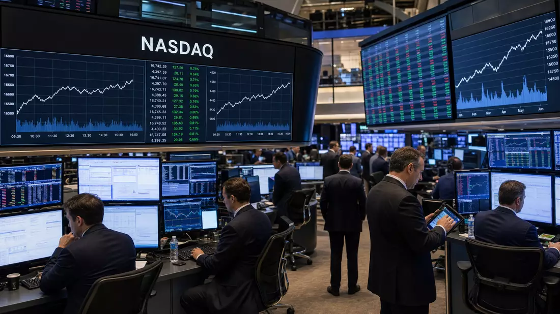 Trading-Floor mit großen Bildschirmen, Kurscharts und der Aufschrift NASDAQ
