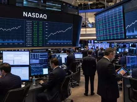 Börsen-Editorial vom Nasdaq-Handelsraum mit Kurscharts repräsentiert Alphabet Inc. (Class A), ISIN US02079K3059, Aktienhandel - Foto: THN