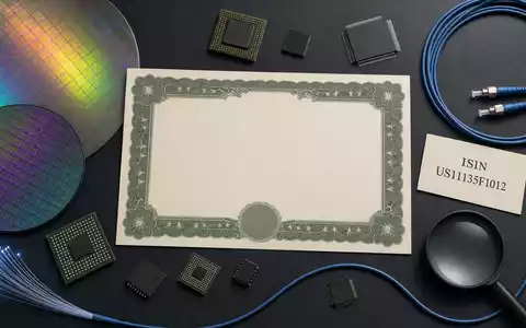 Broadcom Inc. (US11135F1012): stilvolles Flatlay-Arrangement mit Aktienzertifikat, ISIN-Karte, Mikrochips und Glasfaserkabel auf dunklem Untergrund - Foto: THN