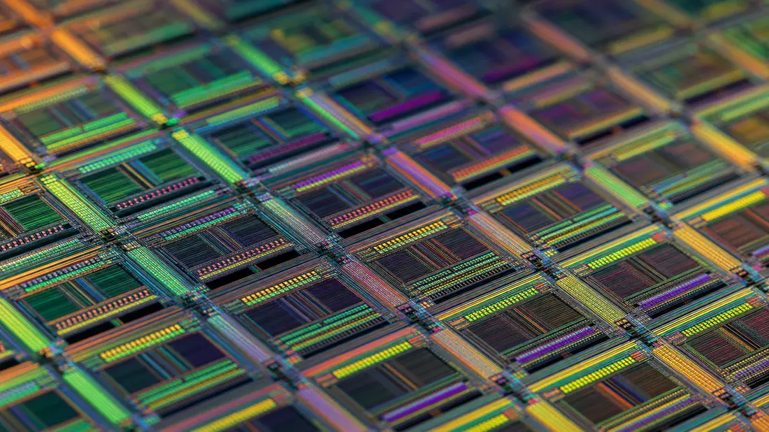 Makrofotografie eines Silizium-Wafers mit feinen Mikrochip-Schaltkreisstrukturen in Nahaufnahme