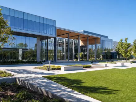 Meta Platforms US30303M1027 zeigt einen generischen Tech Campus mit Glasfassade im Silicon Valley Stil - Foto: THN