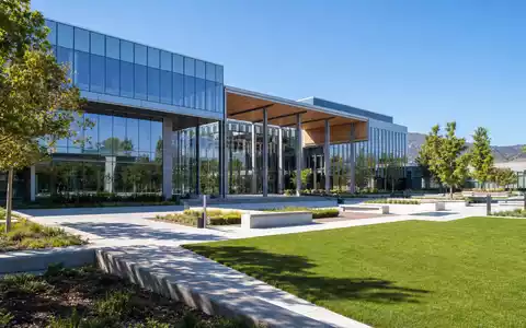 Meta Platforms US30303M1027 zeigt einen generischen Tech Campus mit Glasfassade im Silicon Valley Stil - Foto: THN