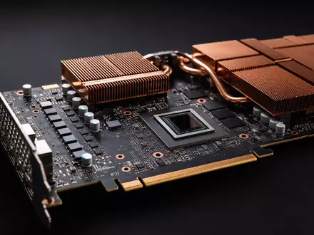 Nvidia US67066G1040 zeigt eine generische GPU-Platine mit Kupfer-Kühlkörper und elektronischen Bauteilen im Studi??icht - Foto: THN
