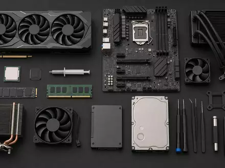 Nvidia US67066G1040 generische Hardware-Komponenten als sorgfältig arrangiertes professionelles Flatlay auf schwarzem Untergrund - Foto: THN
