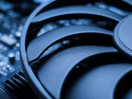 Nvidia US67066G1040 GPU-Lüfterblatt als extreme Makroaufnahme mit tiefblauem Bokeh und unscharfer Leiterplatine - Foto: THN