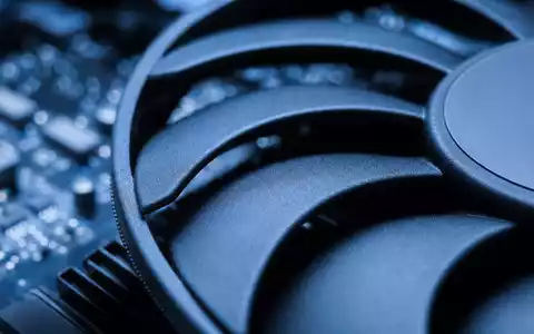 Nvidia US67066G1040 GPU-Lüfterblatt als extreme Makroaufnahme mit tiefblauem Bokeh und unscharfer Leiterplatine - Foto: THN