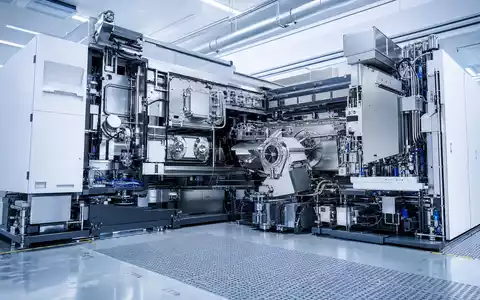 ASML Holding NL0010273215 fotorealistische EUV Lithographiemaschine steht im modernen Halbleiter Reinraum beleuchtet - Foto: THN