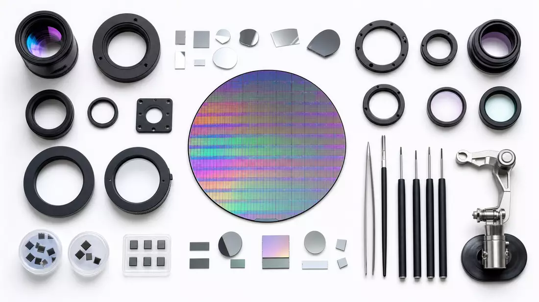 Draufsicht-Flatlay von Halbleiter-Komponenten auf weißem Untergrund mit irisierendem Siliziumwafer, Präzisionslinsen und optischen Bauteilen