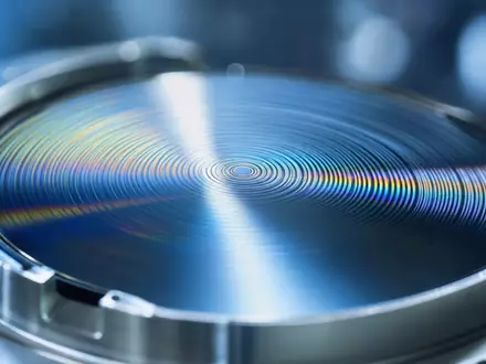 ASML NL0010273215 Makroaufnahme eines EUV Präzisionsspiegels mit konzentrischen farbigen Interferenzringen detailliert aufgenommen - Foto: THN