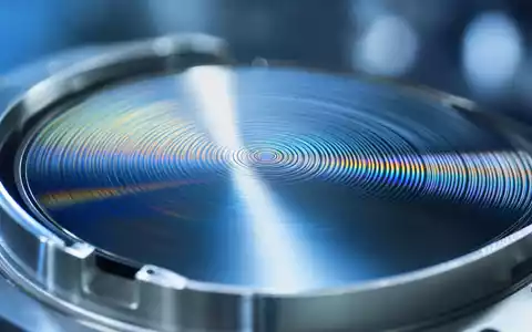 ASML NL0010273215 Makroaufnahme eines EUV Präzisionsspiegels mit konzentrischen farbigen Interferenzringen detailliert aufgenommen - Foto: THN