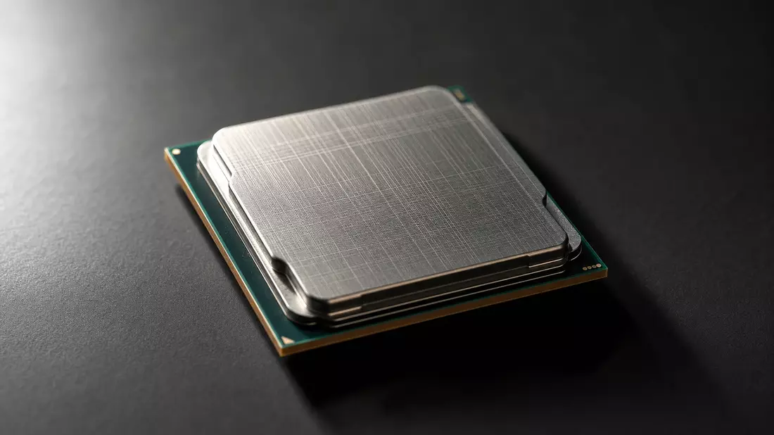 Fotorealistischer generischer CPU-Prozessor mit metallenem Heatspreader auf dunkler Oberfläche, dramatische Studiobeleuchtung, kein Markenname – Halbleiteraktie AMD