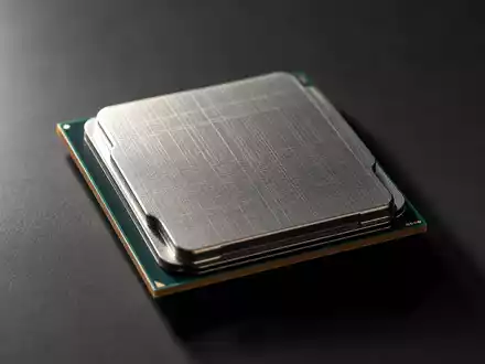 AMD Prozessor ISIN US0079031078 zeigt generischen CPU Chip auf dunklem Untergrund fotorealistisch - Foto: THN