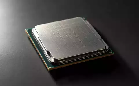 AMD Prozessor ISIN US0079031078 zeigt generischen CPU Chip auf dunklem Untergrund fotorealistisch - Foto: THN