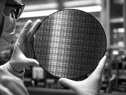 AMD Halbleiter ISIN US0079031078 Silizium Wafer im Reinraum als schwarzweisse Fotoreportage gezeigt - Foto: THN