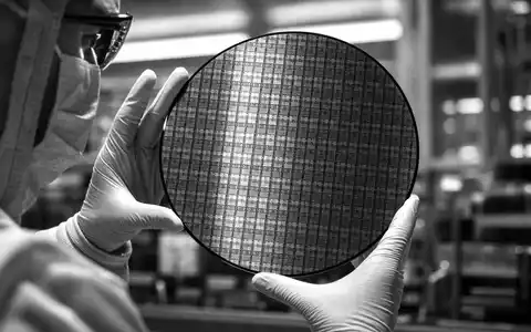 AMD Halbleiter ISIN US0079031078 Silizium Wafer im Reinraum als schwarzweisse Fotoreportage gezeigt - Foto: THN
